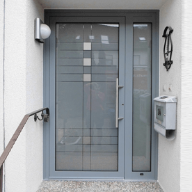 Haustüre mit viel Glas und Helligkeit