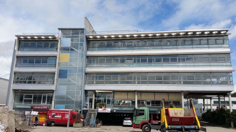 Holzfenster an Bürogebäude schützen