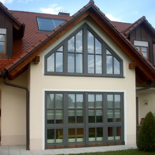 Giebelfenster mit Sprossen verkleidet mit Aluminium in grau
