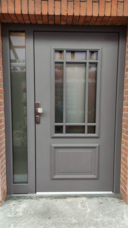 Graue Landhaustüre aus Aluminium