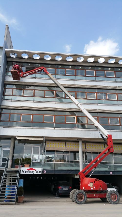 Aluminium-Fensterverkleidung an Bürogebäude in Magstadt – langlebiger Schutz für Holzfenster