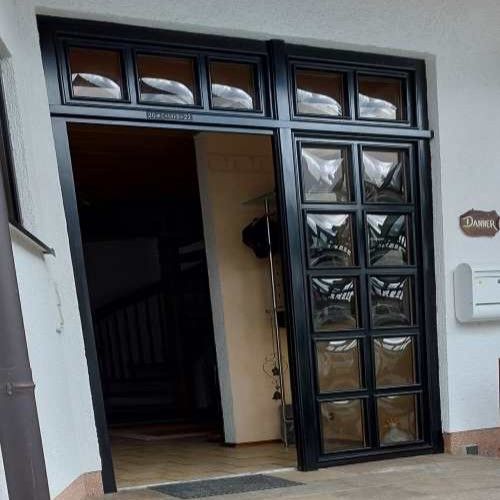Moderne Haustüre vor dem Austausch