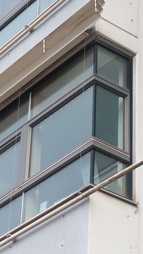 Aluminium-Fensterverkleidung an Bürogebäude in Magstadt – langlebiger Schutz für Holzfenster