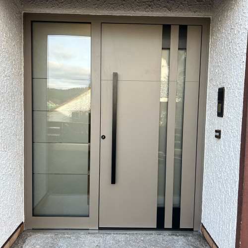 Haustüre mit Seitenteil in beige