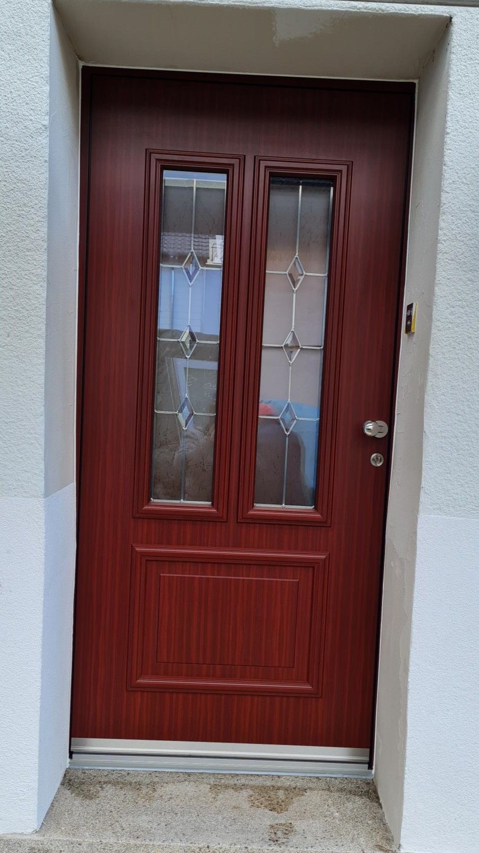 Klassiche Haustüre in Holzoptik rot