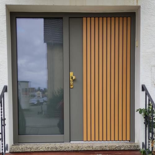 Aluminium Haustüre mit Latten in Holzoptik