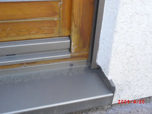 Hagelschaden an Holzfenster