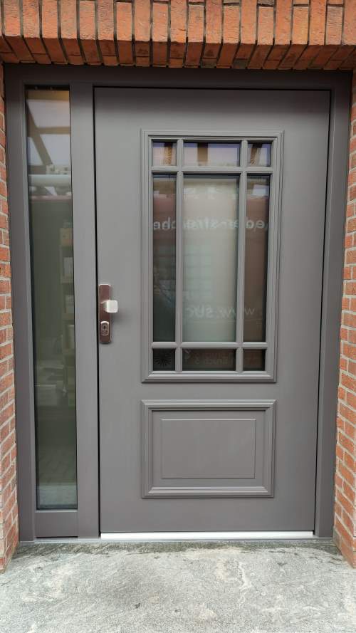 Graue Landhaust&uuml;re aus Aluminium