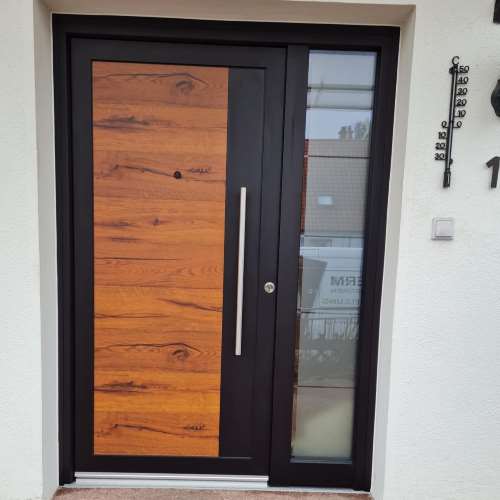 Haust&uuml;re in Holzoptik Eiche in Landau