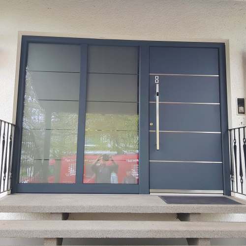 Haust&uuml;re mit Edelstahl Streifen in Landau