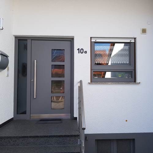 Haustüre mit Seitenteil grau