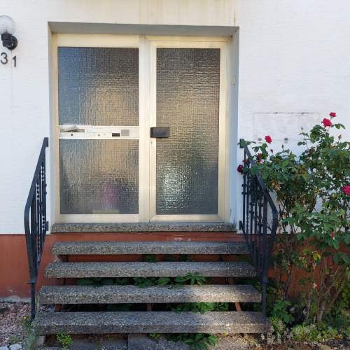 Haust&uuml;re vor dem Austausch gegen neue in Holzoptik