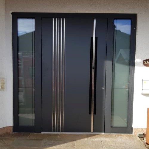 Moderne Haust&uuml;re in grau