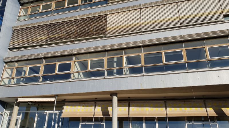 Fensterverkleidung aus Aluminium – moderne Optik und Werterhalt für Bürogebäude und Hotels