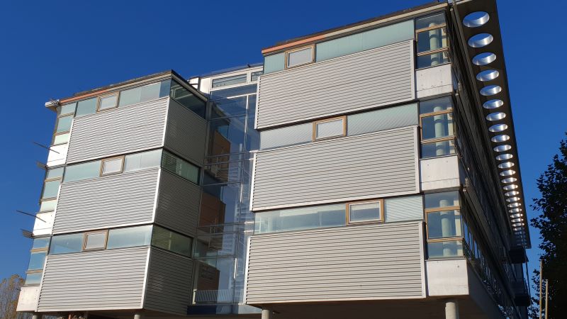 Nachträgliche Aluminium-Fensterverkleidung an einem Bürogebäude in Magstadt – moderne Optik, langfristiger Schutz.