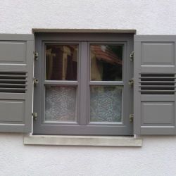 Aluverkleidung an Sprossenfenster