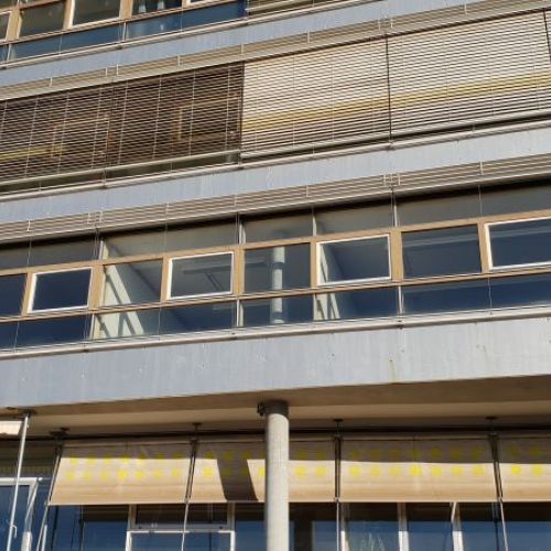 Fensterverkleidung aus Aluminium &ndash; moderne Optik und Werterhalt f&uuml;r B&uuml;rogeb&auml;ude und Hotels