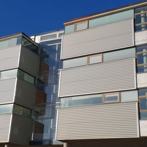 Nachtr&auml;gliche Aluminium-Fensterverkleidung an einem B&uuml;rogeb&auml;ude in Magstadt &ndash; moderne Optik, langfristiger Schutz.