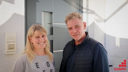 Kunden mit neuer Haustüre in Ottersheim