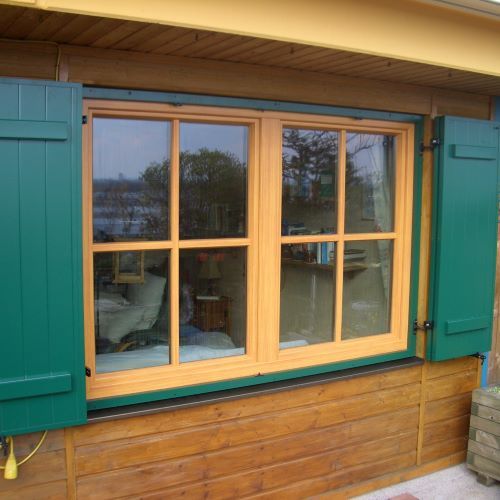 Fenster in Holzdekor verkleidet