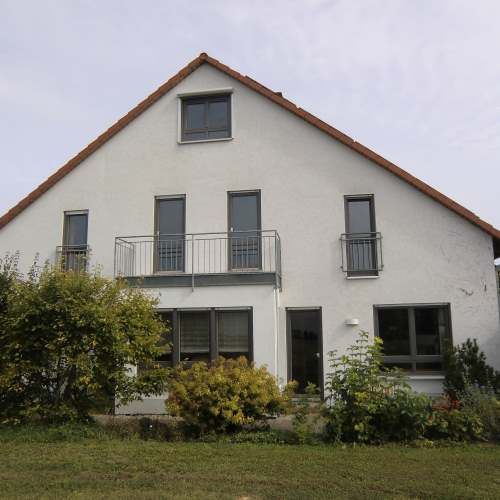 Haus mit neuen Holz Alu Fenstern