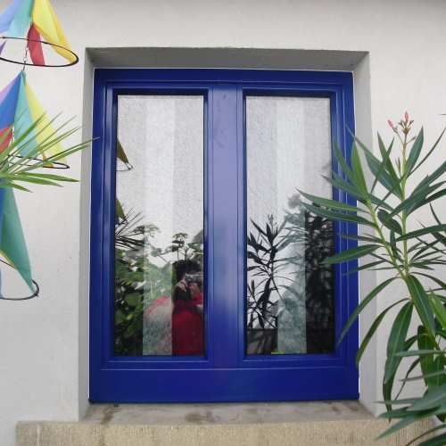 Kunststoff Fensterverkleidung in blau