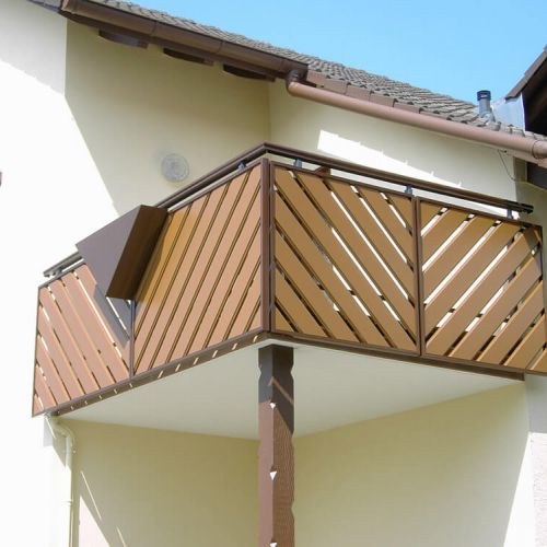 Balkongeländer in Holzoptik